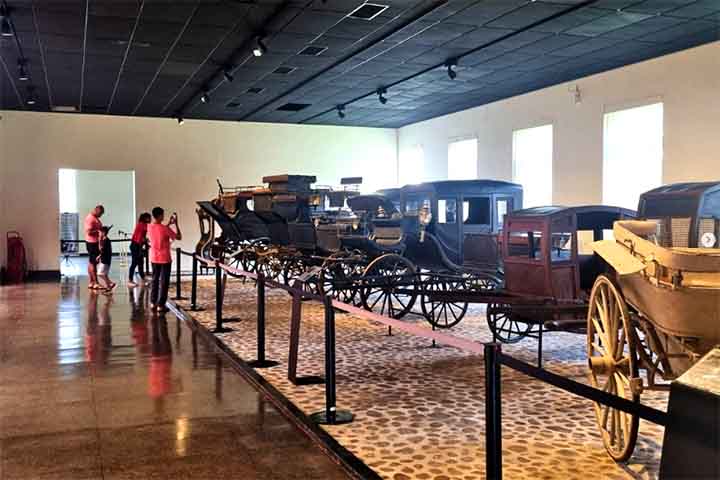 Seu acervo é vasto e diversificado, contendo cerca de 300 mil itens, entre mobiliário, objetos pessoais, joias, obras de arte, esculturas, documentos e livros.