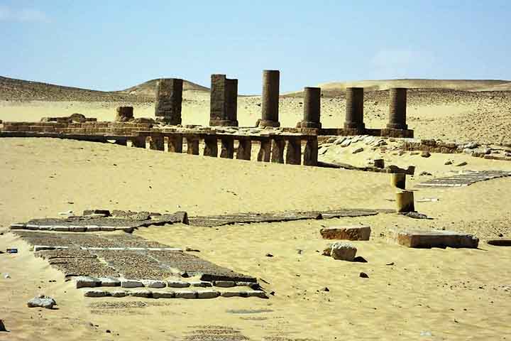 Considerada uma das áreas mais importantes para a arqueologia egípcia, ela funcionou como necrópole da antiga cidade de Hermópolis Magna durante o Período Tardio e o Período Greco-Romano.