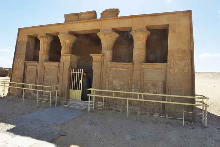 O local é famoso por seus extensos cemitérios e por abrigar túmulos monumentais, templos e catacumbas dedicadas a divindades como Thoth, o deus da sabedoria, e sua consorte, a deusa-leoa Sekhmet.