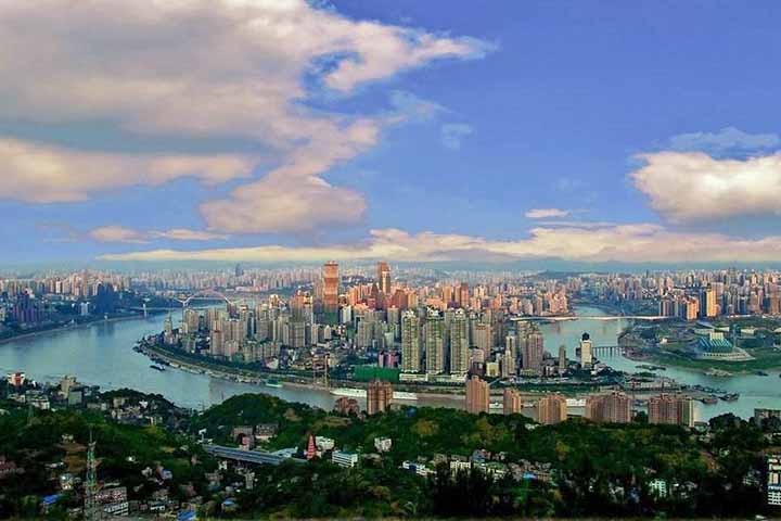 Com mais de 30 milhões de habitantes, Chongqing é considerada um dos principais motores de crescimento da China contemporânea.