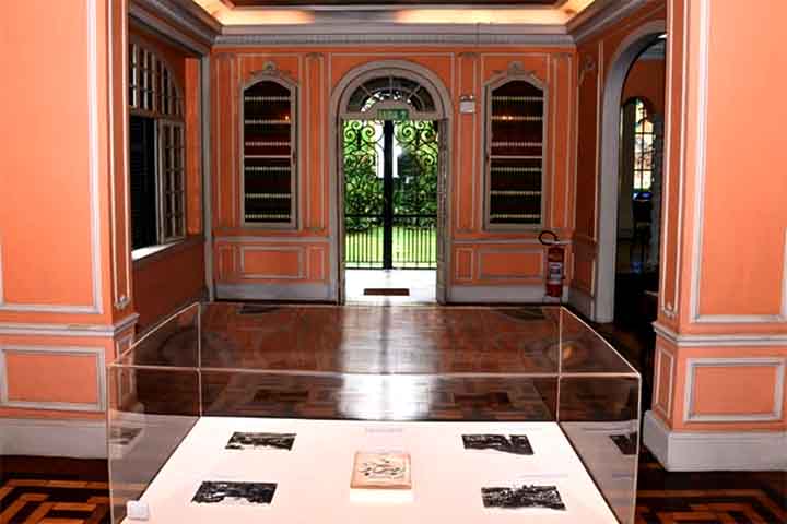 As joias da Imperatriz Teresa Cristina e a pena de ouro utilizada na assinatura da Lei Áurea, em 1888, também são peças raras do museu.