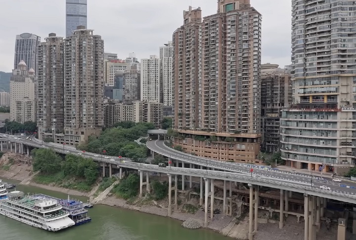 Outras imagens mostram edifícios cujo “térreo” fica no 12º andar!