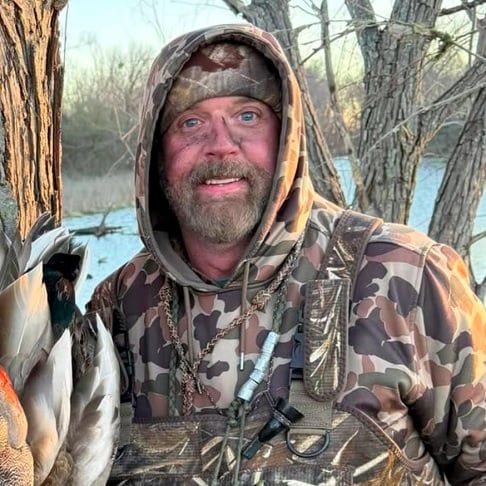 Defensor da caça como forma de conservação, Watkins era membro do Dallas Safari Club e costumava publicar em suas redes sociais fotos exibindo troféus conquistados em viagens de caça.