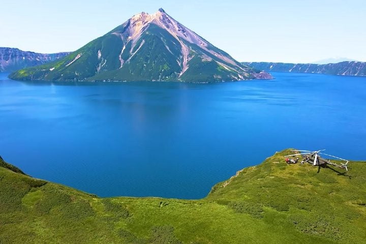 Devido ao seu isolamento geográfico, o acesso à península é limitado, sendo feito principalmente por avião, helicópetro ou navio. Não há estradas ligando Kamchatka ao resto da Rússia.
