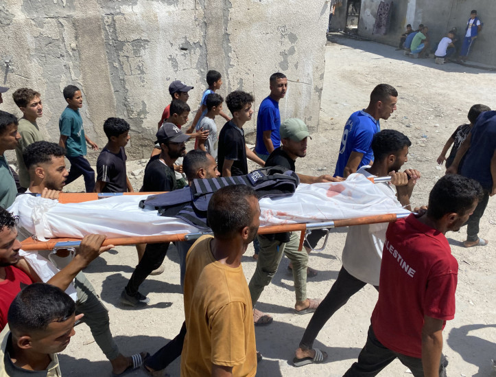 Pessoas em luto carregam o corpo de um dos jornalistas mortos em um ataque israelense ao hospital Nasser em Khan Yunis, no sul da Faixa de Gaza, durante seu funeral em 25 de agosto de 2025. A agência de defesa civil de Gaza disse que cinco jornalistas estavam entre as pelo menos 20 pessoas mortas em 25 de agosto, quando ataques israelenses atingiram o hospital Nasser, no sul, com a Reuters, a Associated Press e a Al Jazeera lamentando a morte de seus colaboradores.