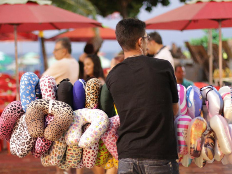 Foto de apoio ilustrativo. Ambulantes na avenida Beira Mar, em Fortaleza