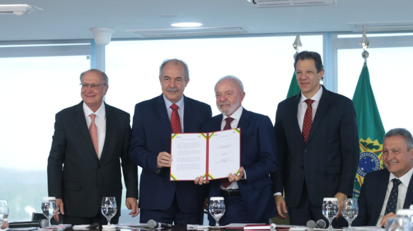 Presidente Luiz Inácio Lula da Silva anuncia em Brasília a ampliação de recursos do BNDES e Finep para modernização industrial com tecnologia 4.0