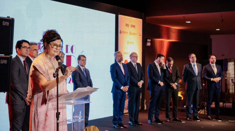 ￼LUCIANA DUMMAR em discurso no lançamento do Anuário do Ceará 2025-2026