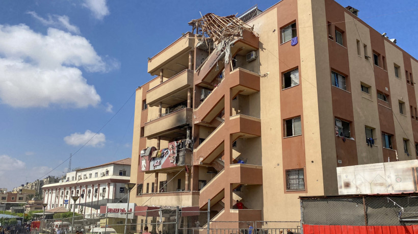 Palestinos se reúnem em frente ao hospital Nasser em Khan Yunis, no sul da Faixa de Gaza, em 25 de agosto de 2025, após ataques israelenses