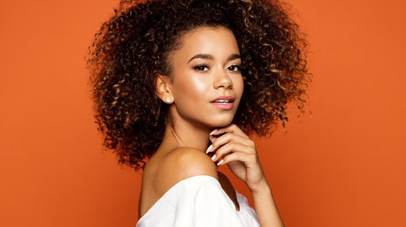 7 penteados para valorizar cabelos cacheados e crespos