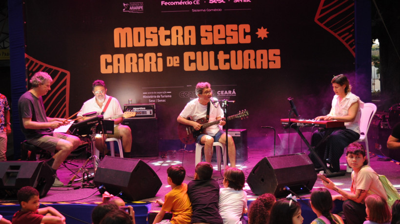 Show de Hélio Ziskind reuniu a criançada na praça Alexandre Arraes, no Crato 