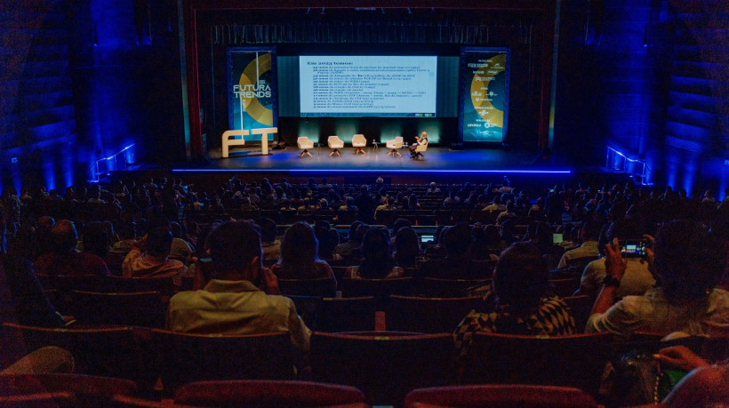 Público acompanha palestra sobre saúde mental e tecnologia durante o Futura Trends 2025, em Fortaleza. Na foto, registro de palestra da edição 2023.