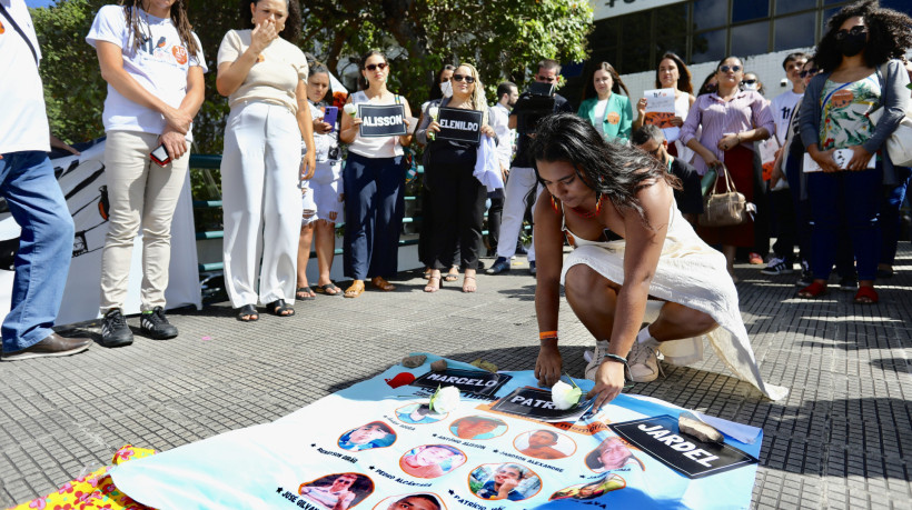 Mães das vítimas da Chacina estão mais uma vez reunidas em frente ao Fórum