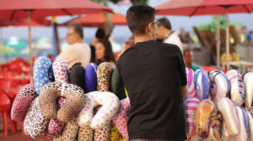 Foto de apoio ilustrativo. Ambulantes na avenida Beira Mar, em Fortaleza