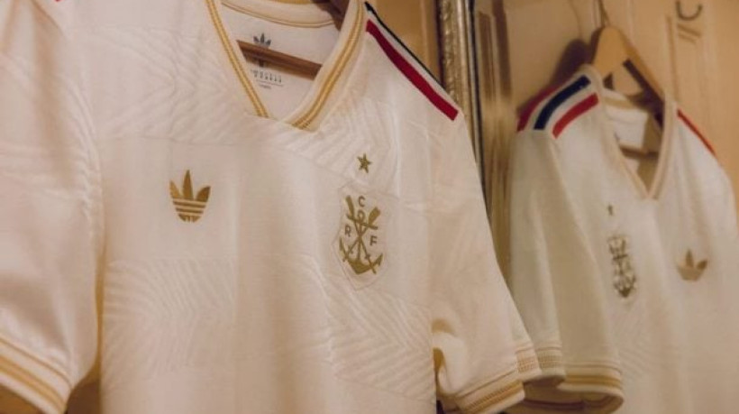 The Athletic, do New York Time, elogia uniforme branco com detalhes dourados do Rubro-Negro e o coloca à frente da segunda camisa do Real Madrid