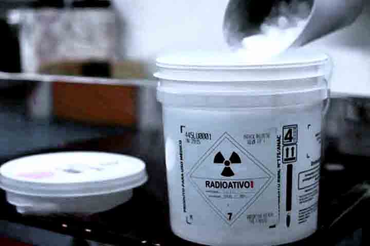 Fabricado no Instituto de Pesquisas Energéticas e Nucleares (Ipen), em São Paulo, o lutécio radioativo precisa ser encomendado por demanda prévia e não consta da lista de medicamentos oferecidos pelo SUS. O preço da dose é da ordem de R$ 8 mil.