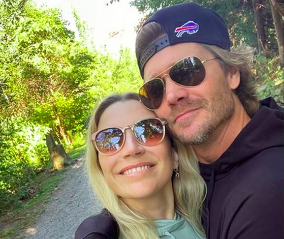 Desde 2015, o ator é casado com a atriz Sarah Roemer, com quem tem três filhos. 