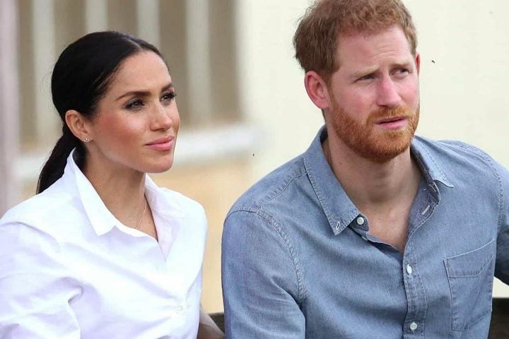 Harry é o filho mais novo do rei Charles III e da falecida princesa Diana, e Meghan é uma atriz norte-americana famosa por seu papel na série Suits.
