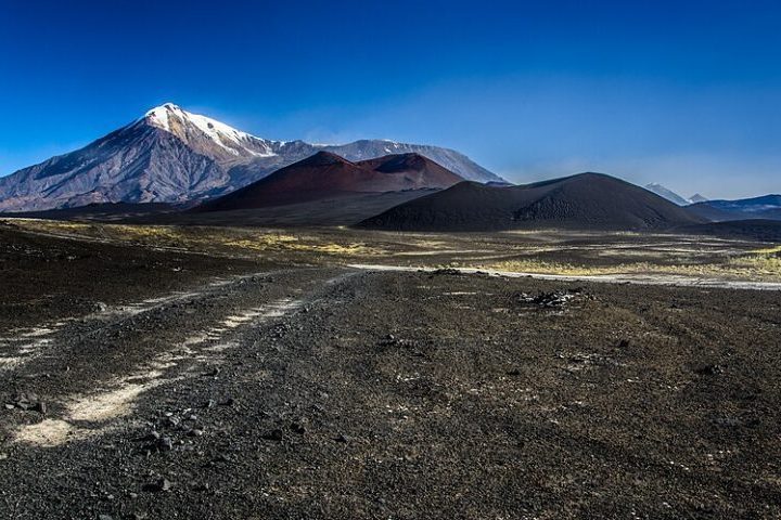 O lugar é chamado de terra do fogo e do gelo devido à sua paisagem dominada por vulcões ativos e geleiras.