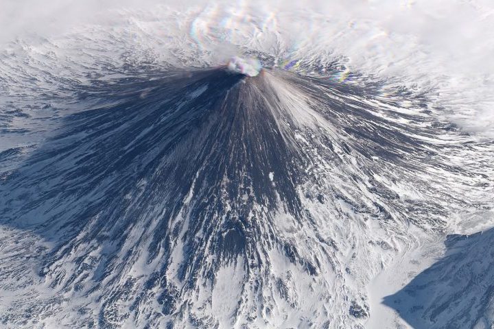 O Klyuchevskaya Sopka, por exemplo, considerado o maior da península, expeliu lava a quase 5 km de altura!