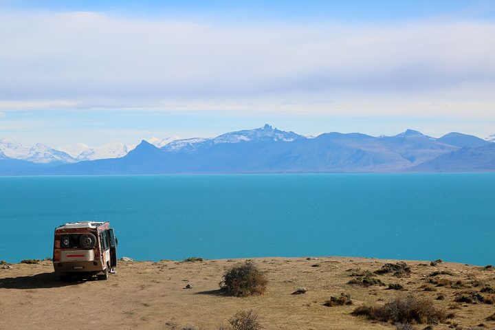A proximidade com destinos naturais como Bariloche e a Linha dos Andes também chama a atenção de turistas.