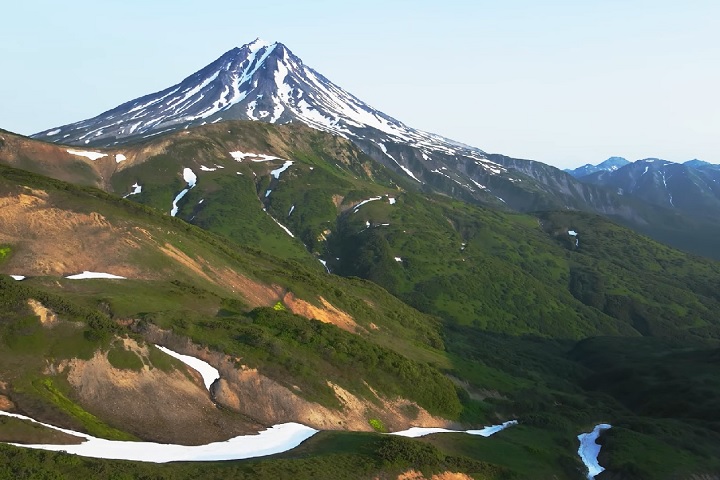 A península de Kamchatka é uma das regiões mais impressionantes e remotas da Rússia, localizada no extremo leste do país, entre o Mar de Okhotsk e o Oceano Pacífico. 
