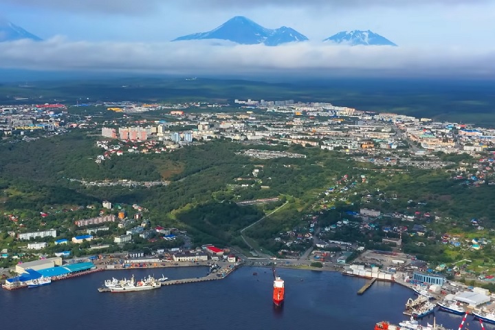 Apesar de seu tamanho considerável, a região tem uma população relativamente pequena, concentrada principalmente na capital Petropavlovsk-Kamchatsky. 