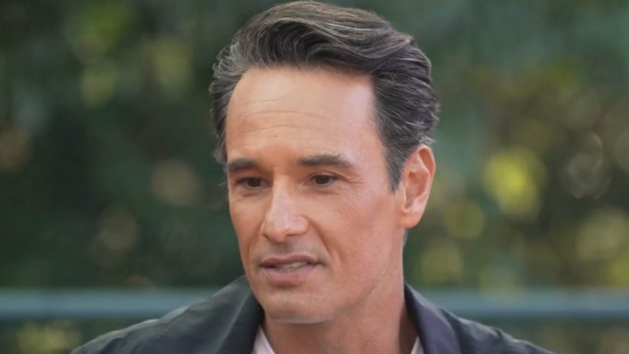 A trama se passa em um futuro distópico na Amazônia, abordando temas como opressão estatal e vulnerabilidade dos idosos. Santoro interpreta um barqueiro sensível que ajuda a personagem Tereza, vivida por Denise Weinberg.