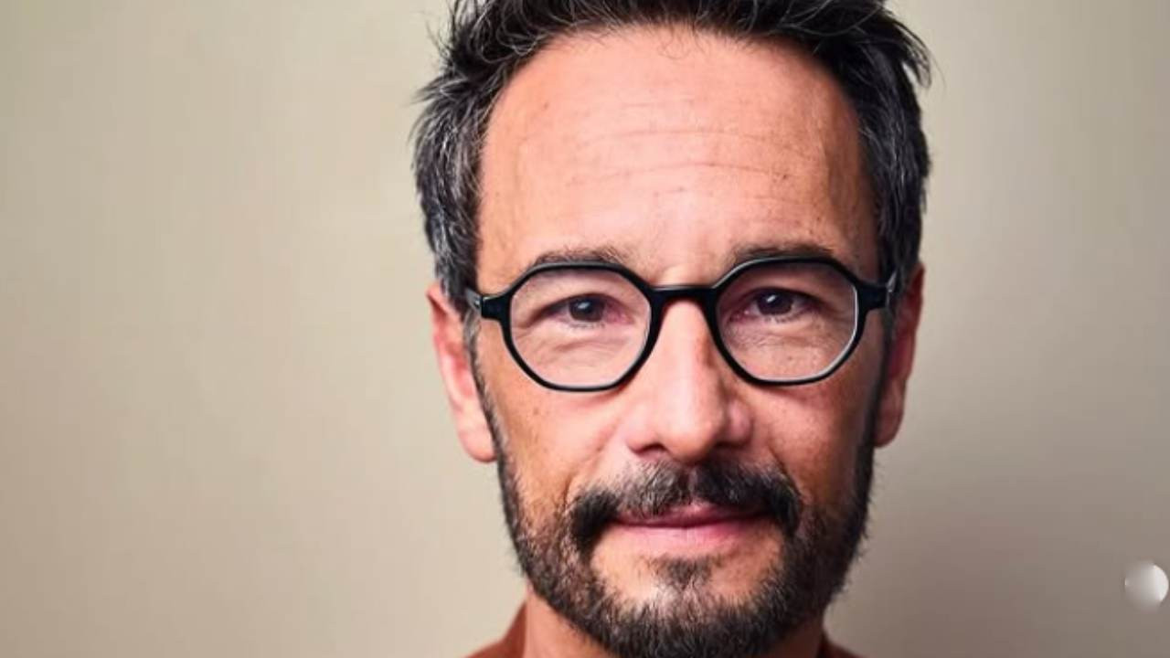 O ator Rodrigo Santoro foi homenageado com o Kikito de Cristal, um prêmio especial concedido a artistas com trajetória internacional de destaque. A cerimônia marcou também os 30 anos de carreira do ator e antecedeu seu aniversário de 50 anos, celebrado em 22/08/2025.