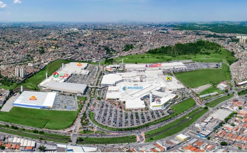O Shopping Aricanduva,  na Zona Leste de São Paulo, é o  maior centro de compras da América Latina. 