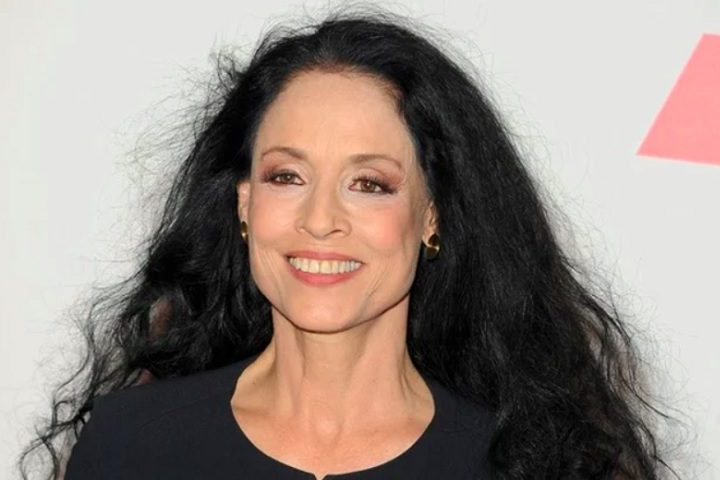 Sônia Braga – Atriz de carreira consolidada no Brasil e também no mercado internacional. Entre seus trabalhos mais conhecidos no cinema estão os papéis em “Dona Flor e Seus Dois Maridos”, “O Beijo da Mulher Aranha”, Bacurau e “Aquarius”. 