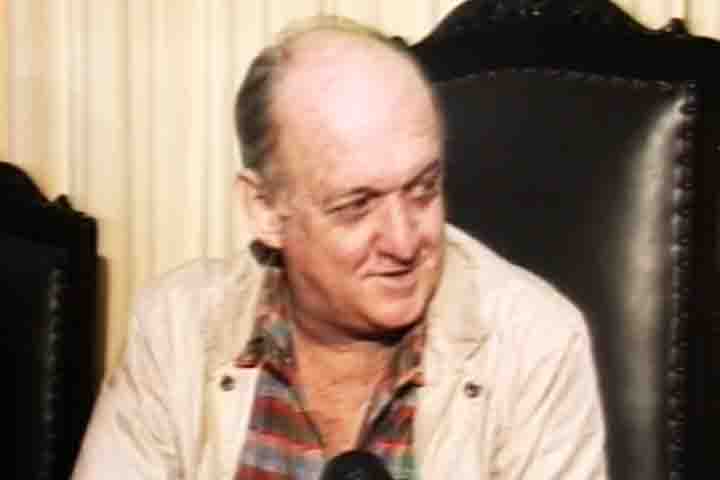 Pouco depois, passou a publicar suas charges na revista “Manchete”, adotando o pseudônimo Jaguar por sugestão do cartunista Borjalo.
