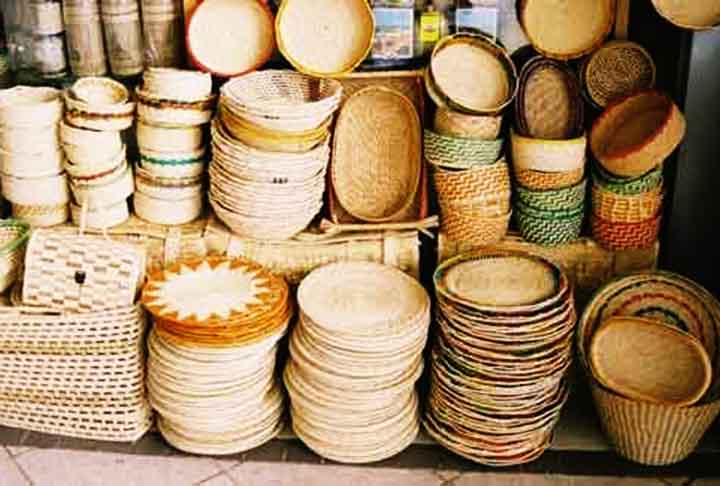 leve, fácil de trabalhar e biodegradável, o que a torna uma escolha ecológica para diversos usos. Além disso, tem apelo estético em peças artesanais, decorativas e utilitárias, especialmente no design rústico ou boho.