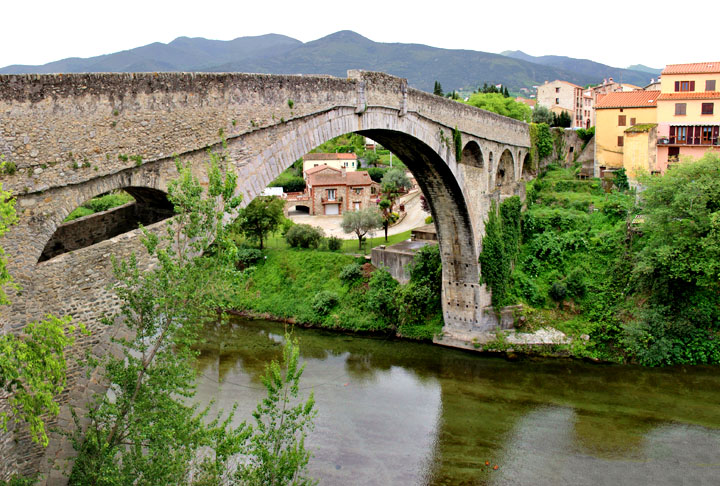 Ponte do Diabo (França) - Construída no século 14, a Old Bridge fica na cidade de Céret, nos Pirineus Orientais, no Sul da França. Atravessa o rio Tech e passou por reparos no século 18. 