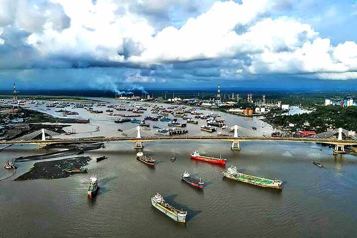 A região que hoje é Bangladesh fazia parte da Índia sob domínio britânico. Com a independência da Índia em 1947, o território foi integrado ao recém-criado Paquistão, separado do Paquistão Ocidental por 1.600 km de território indiano. 
