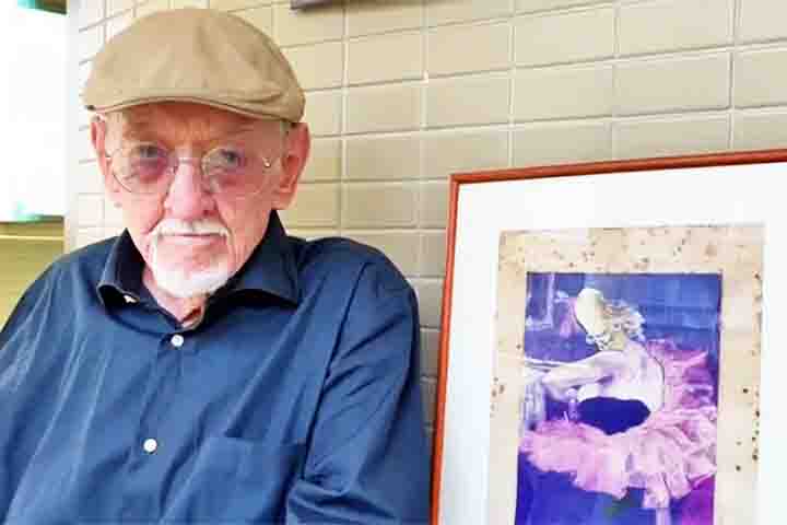 Ele assumiu cargos como editor no jornal “A Notícia” e colaborou com crônicas e charges em “O Dia”, inclusive em sua coluna semanal “O Boteco do Jaguar”, além de contribuições para a “Folha de S.Paulo” e outros jornais.
