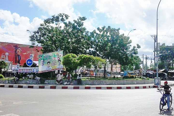 Essa configuração territorial criou desafios políticos e culturais, pois enquanto a população do Paquistão Ocidental era majoritariamente falante de urdu, enquanto do lado oposto predominava o bengali.