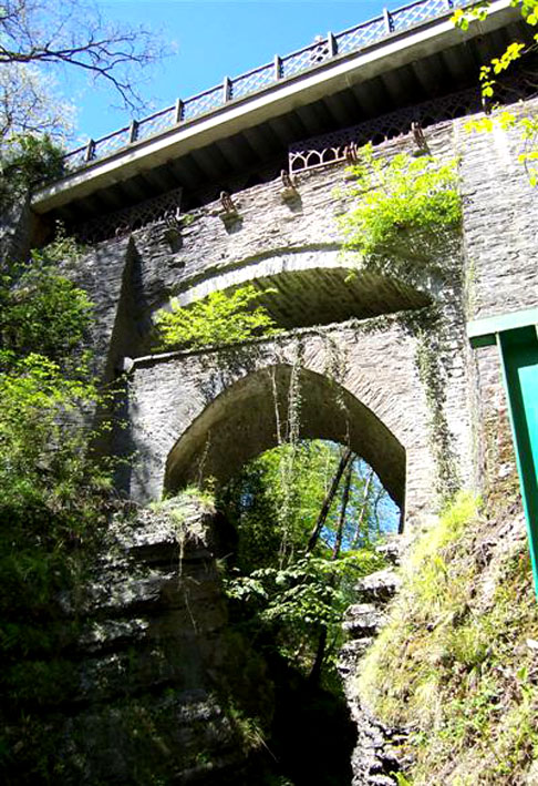 Lenda: a ponte foi construída a pedido de uma mulher cuja vaca foi parar do lado oposto do rio. O Diabo exigiu a primeira alma que atravessasse a ponte e a mulher jogou pão para que seu cachorro passasse primeiro. 
