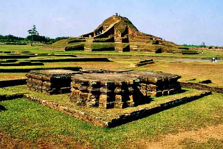 Rajshahi é um importante centro educacional e de produção agrícola, conhecida como a cidade da seda devido à sua produção têxtil. A cidade também é famosa pelos seus mangues e pelo cultivo de mangas.