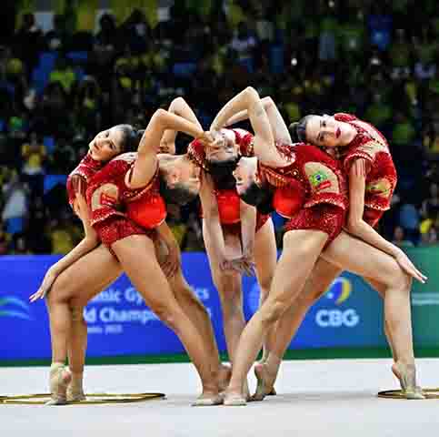 As apresentações podem ser individuais ou coletivas - com cinco ginastas atuando simultaneamente. Cada exercício tem como base uma música - clássica, popular ou contemporânea - que guia os movimentos.
