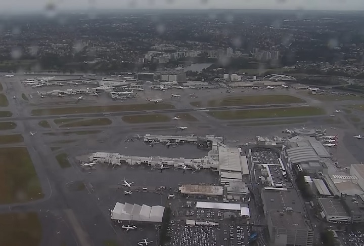 A tempestade ainda levou ao cancelamento de ao menos 55 voos domésticos e atrasos em voos internacionais.