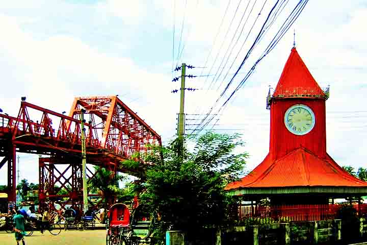 Já Sylhet destaca-se pelo turismo e pela produção de chá. A região tem forte influência da diáspora bengalesa no Reino Unido e abriga diversas atrações naturais, incluindo cachoeiras e reservas florestais.