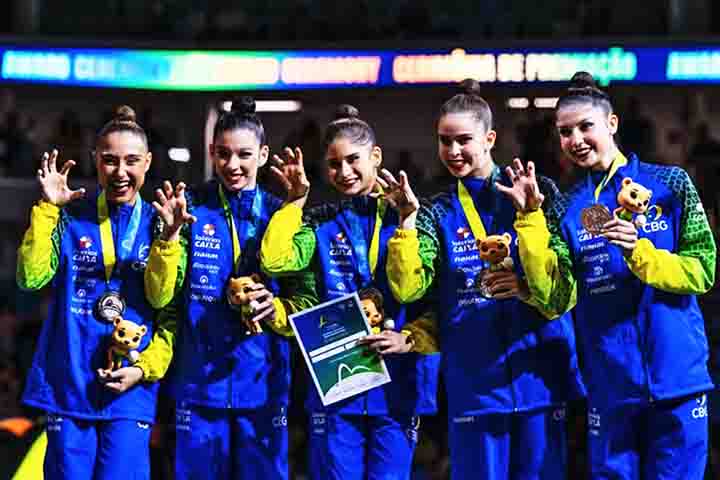 Em um feito histórico para o esporte brasileiro, a equipe nacional da ginástica rítmica conquistou duas medalhas de prata inéditas no Campeonato Mundial Adulto.
