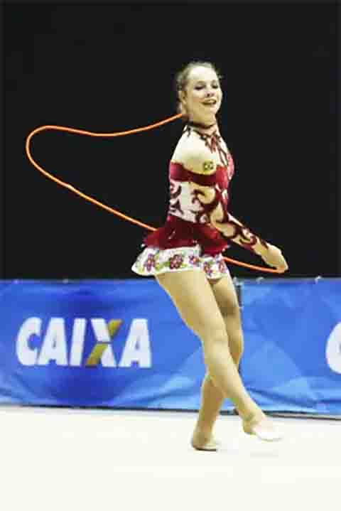 Reconhecida mundialmente por sua estética refinada, a prática se destaca pela harmonia entre música, movimento corporal e manipulação precisa de objetos.
