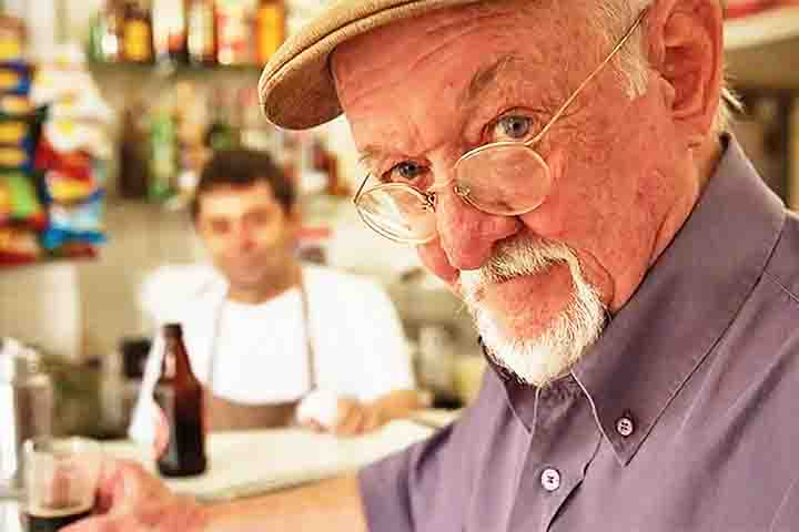 Nascido em 29 de fevereiro de 1932, no Rio de Janeiro, Jaguar começou a despontar profissionalmente em 1952. Em seus primeiros passos, ele trabalhava no Banco do Brasil e teve a oportunidade de publicar um desenho na coluna de humor “Penúltima Hora” no jornal “Última Hora”.
