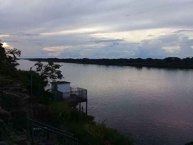 Seu nome é derivado da língua guarani e denota ‘rio dos paraguás’, uma espécie de ave que inclui os papagaios. Trata-se do primordial trajeto fluvial no Paraguai, tanto que banha a capital Assunção. Em grande parte, é navegável e possui contato com o Pantanal. 