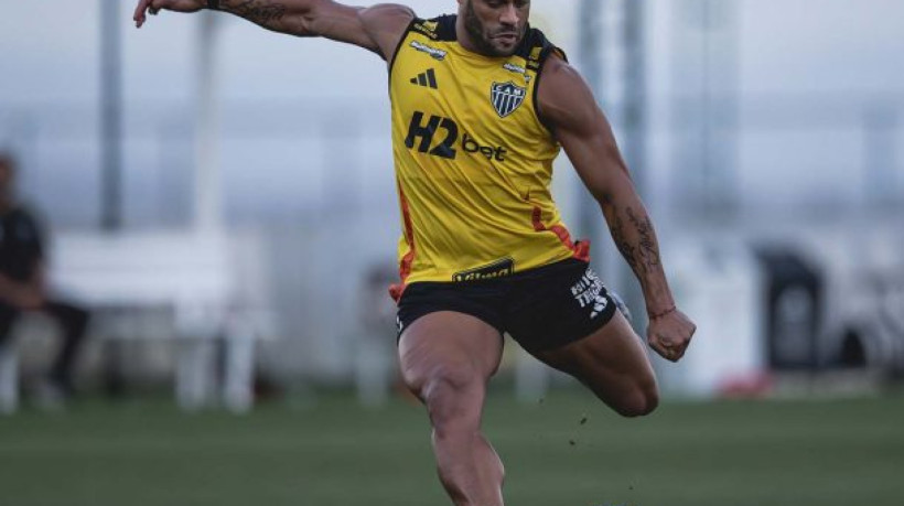 Lyanco treina em campo e pode ser a grande surpresa para o duelo decisivo contra o Cruzeiro; torcedores fazem festa na porta do CT do Galo