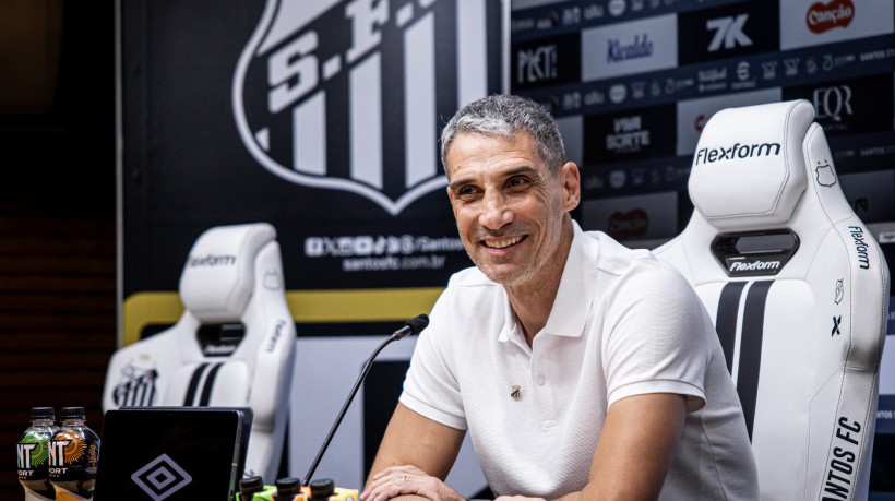 Técnico Juan Pablo Vojvoda em entrevista coletiva de apresentação no Santos