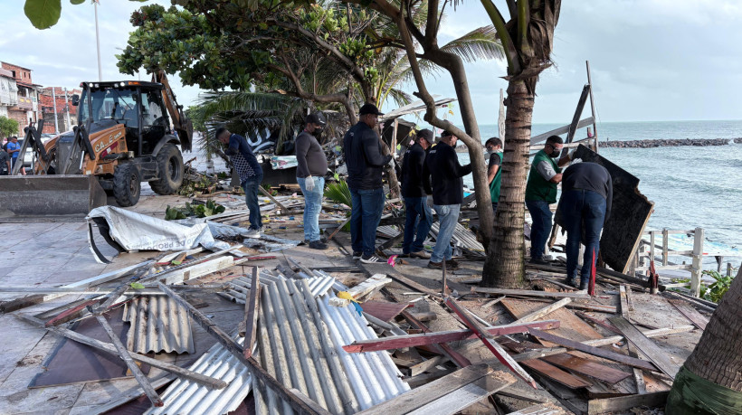 Operação para atender pedido do MP motiva demolição de estruturas irregulares no bairro Pirambu, em Fortaleza, nesta terça-feira, 26