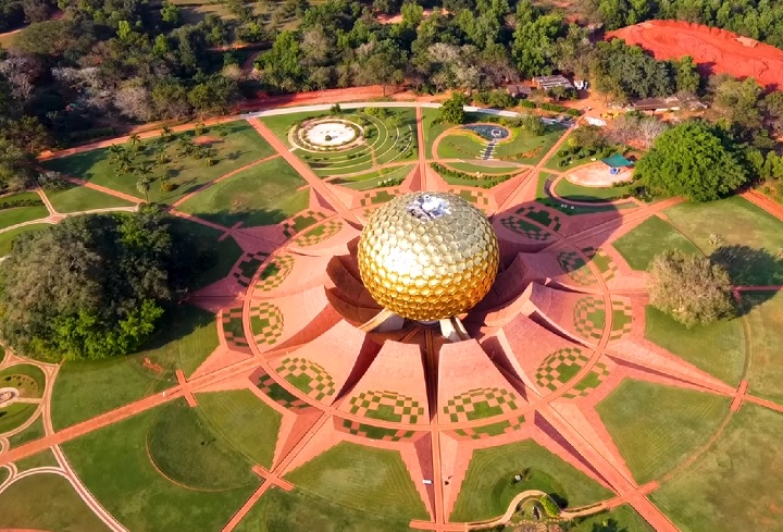 Auroville, Índia: Criada em 1968 para promover a unidade e a paz entre as pessoas, celebrando suas diferentes culturas e espiritualidades, esse lugar foi pensado para ser uma comunidade internacional experimental no sul da Índia.